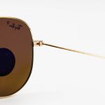 عکس از عینک آفتابی خلبانی Ray-Ban با فریم طلایی، لنز سنگ، قهوه ای رنگ، آنتی رفلکس و پلاریزه مدل 3026-S62