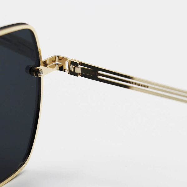 عکس از عینک آفتابی زنانه ic! Berlin با فریم تیتانیوم، طلایی رنگ، مربعی شکل و لنز دودی تیره مدل 6609