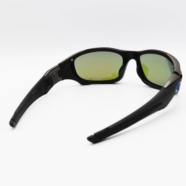 عکس از عینک آفتابی پلاریزه اوکلی با فریم فلزی، رنگ نوک مدادی و لنز آینه‌ای و آبی به همراه پک مدل oo9137-02