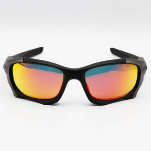 عکس از عینک آفتابی پلاریزه OAKLEY با فریم فلزی، رنگ نوک مدادی و لنز آینه‌ای و قرمز به همراه پک مدل OO9137-02