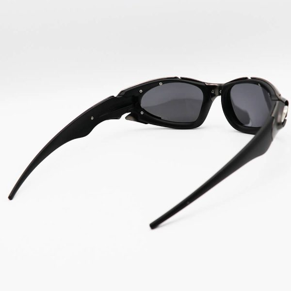 عکس از عینک آفتابی پلاریزه oakley با فریم فلزی، رنگ نوک مدادی و لنز آینه‌ای و نقره‌ای به همراه پک مدل 9367