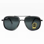 عکس از عینک آفتابی Ray-Ban با فریم هندسی، مشکی و خاکستری، دسته فنری و لنز شیشه و دودی مدل RB3118