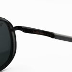 عکس از عینک آفتابی Ray-Ban با فریم هندسی، مشکی و خاکستری، دسته فنری و لنز شیشه و دودی مدل RB3118