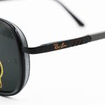 عکس از عینک آفتابی Ray-Ban با فریم هندسی، مشکی و خاکستری، دسته فنری و لنز شیشه و دودی مدل RB3118