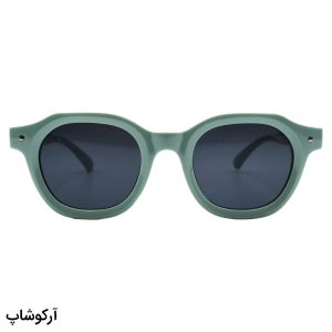 عکس از عینک آفتابی MOSCOT با فریم رنگ سبز مغز پسته ای، مربعی شکل و لنز دودی تیره مدل ZN3775