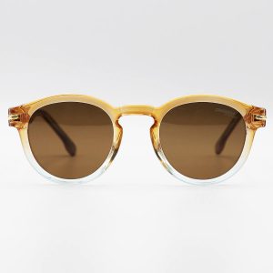 عکس از عینک آفتابی پلاریزه Carrera با فریم گرد، رنگ عسلی، لنز قهوه ای تیره و دسته سیم دار مدل P581006