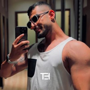 عکس از عینک آفتابی پلاریزه آیس برلین با فریم سبک، تیتانیوم، شکل چندضلعی و لنز تیره مدل T0906 بر روی صورت مدل