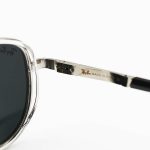 عکس از عینک آفتابی خلبانی Ray-Ban با فریم نقره ای رنگ، دسته فنری و لنز شیشه ای و دودی تیره مدل RB3115-1