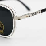 عکس از عینک آفتابی خلبانی Ray-Ban با فریم نقره ای رنگ، دسته فنری و لنز شیشه ای و دودی تیره مدل RB3115-1