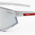 عکس از عینک ورزشی با فریم رنگ نقره ای براق، لنز آینه ای و جیوه ای برند PRADA مدل ZS2316