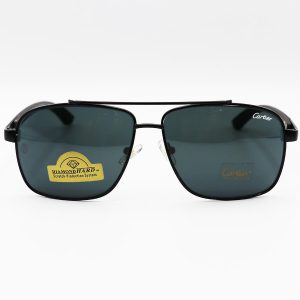 عکس از عینک آفتابی خلبانی Cartier با فریم مشکی رنگ، دسته چوبی و لنز سنگ و دودی تیره مدل 128-S62