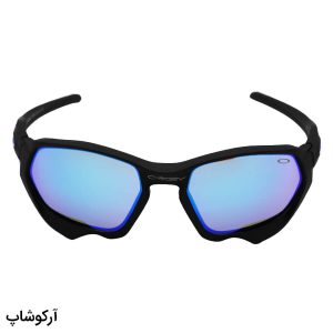 عکس از عینک آفتابی ورزشی با فریم رنگ مشکی مات، لنز آینه‌ای و آبی رنگ برند اوکلی مدل 2742