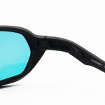 عکس از عینک آفتابی ورزشی با فریم رنگ مشکی مات، لنز آینه ای و قرمز رنگ برند Oakley مدل 2742