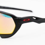 عکس از عینک آفتابی ورزشی با فریم رنگ مشکی مات، لنز آینه ای و قرمز رنگ برند Oakley مدل 2742
