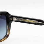 عکس از عینک آفتابی پلاریزه MOSCOT با فریم دو رنگ، مربعی شکل و لنز دودی هایلایت مدل P1211