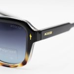 عکس از عینک آفتابی پلاریزه MOSCOT با فریم دو رنگ، مربعی شکل و لنز دودی هایلایت مدل P1211