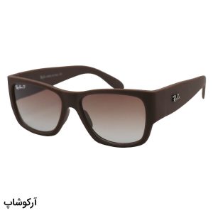 عکس از عینک آفتابی Ray-Ban با فریم قهوه ای مات، شکل مستطیلی دسته پهن و لنز پلاریزه و قهوه‌ای هایلایت مدل RB2187