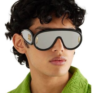 عکس از عینک آفتابی فانتزی با دسته پهن برند LOEWE مدل 0239 بر روی صورت