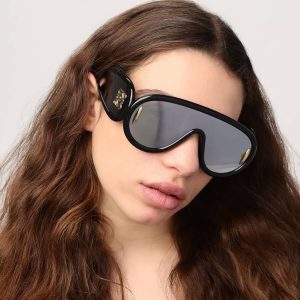 عکس از عینک آفتابی فانتزی با دسته پهن برند LOEWE مدل 0239 بر روی صورت