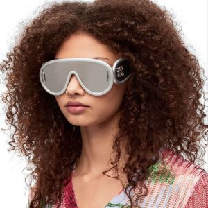عکس از عینک آفتابی فانتزی با دسته پهن برند LOEWE مدل 0239 بر روی صورت