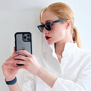 عینک آفتابی ویفرر ریبن با فریم مشکی مدل rb2140 برروی صورت لیا میلکوا