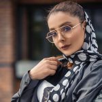 عکس از عینک پلیس با فریم خلبانی مدل 9639 بر روی صورت مدل خانم