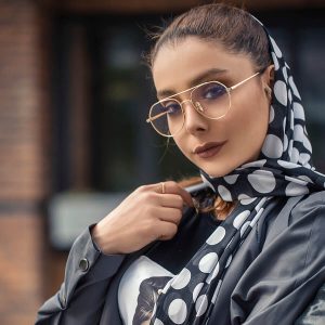 عکس از عینک پلیس با فریم خلبانی مدل 9639 بر روی صورت مدل خانم