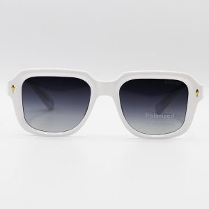 عکس از عینک آفتابی پلاریزه MOSCOT با فریم سفید رنگ، مربعی شکل و لنز دودی سایه روشن مدل P1211