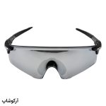 عکس از عینک ورزشی OAKLEY با دسته مشکی، لنز آینه ای، نقره ای رنگ و UV400 مدل OO9471
