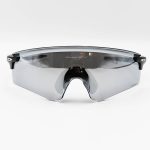 عکس از عینک ورزشی OAKLEY با دسته مشکی، لنز آینه ای، نقره ای رنگ و UV400 مدل OO9471