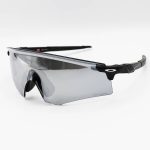 عکس از عینک ورزشی OAKLEY با دسته مشکی، لنز آینه ای، نقره ای رنگ و UV400 مدل OO9471