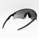 عکس از عینک ورزشی OAKLEY با دسته مشکی، لنز آینه ای، نقره ای رنگ و UV400 مدل OO9471