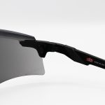 عکس از عینک ورزشی OAKLEY با دسته مشکی، لنز آینه ای، نقره ای رنگ و UV400 مدل OO9471