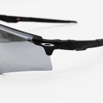عکس از عینک ورزشی OAKLEY با دسته مشکی، لنز آینه ای، نقره ای رنگ و UV400 مدل OO9471