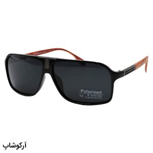 عکس از عینک آفتابی پورشه دیزاین با فریم مشکی رنگ، چند ضلعی، دسته قهوه ای و لنز دودی و پلاریزه مدل P9806