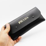عکس از کیف عینک پرادا PRADA مستطیلی شکل، از جنس چرم و مشکی رنگ مدل 992733