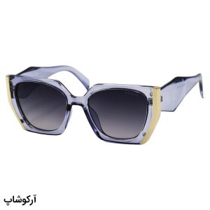 عکس از عینک آفتابی زنانه با فریم آبی شفاف، چشم گربه ای و لنز دودی هایلایت PRADA مدل Y284