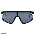 عکس از عینک ورزشی OAKLEY با فریم رنگ مشکی مات، دسته سفید و لنز دودی تیره مدل WT2958