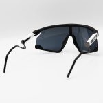 عکس از عینک ورزشی OAKLEY با فریم رنگ مشکی مات، دسته سفید و لنز دودی تیره مدل WT2958