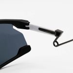 عکس از عینک ورزشی OAKLEY با فریم رنگ مشکی مات، دسته سفید و لنز دودی تیره مدل WT2958
