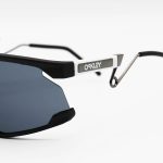 عکس از عینک ورزشی OAKLEY با فریم رنگ مشکی مات، دسته سفید و لنز دودی تیره مدل WT2958