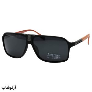 عکس از عینک آفتابی پورشه دیزاین با فریم مشکی مات، چند ضلعی، دسته قهوه ای و لنز پلاریزه مدل P9806