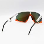 عکس از عینک ورزشی OAKLEY با فریم رنگ سفید و نارنجی، دسته نقره ای، لنز آینه ای و رنگ آبی مدل WT2958