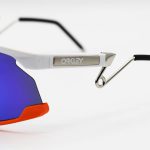 عکس از عینک ورزشی OAKLEY با فریم رنگ سفید و نارنجی، دسته نقره ای، لنز آینه ای و رنگ آبی مدل WT2958