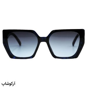 عکس از عینک آفتابی زنانه Dolce & Gabbana با فریم پروانه‌ای، رنگ مشکی و آبی و لنز دودی سایه روشن مدل 7271