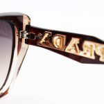 عکس از عینک آفتابی زنانه PRADA با فریم پروانه ای، رنگ قهوه ای و لنز قهوه ای هایلایت مدل 2837