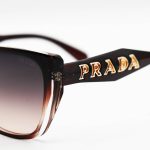 عکس از عینک آفتابی زنانه PRADA با فریم پروانه ای، رنگ قهوه ای و لنز قهوه ای هایلایت مدل 2837
