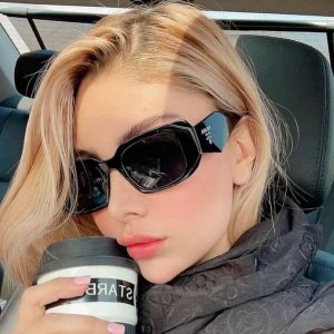 عکس از عینک آفتابی مستطیلی شکل و دسته سه بعدی برند پرادا Prada بر روی صورت