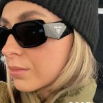 عکس از عینک آفتابی مستطیلی شکل و دسته سه بعدی برند پرادا Prada بر روی صورت