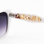 عکس از عینک آفتابی زنانه PRADA با فریم پروانه ای، سفید رنگ و لنز دودی هایلایت مدل 2837